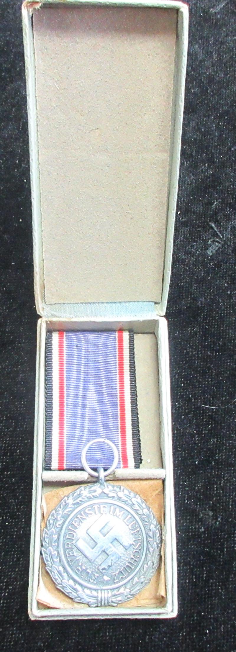 LUFTSCHUTZ MEDAL & ISSUE BOX