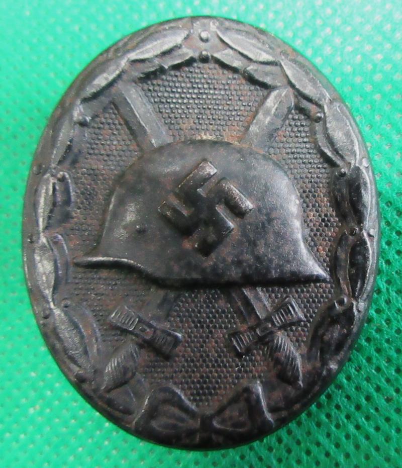 BLACK WOUND BADGE maker marked