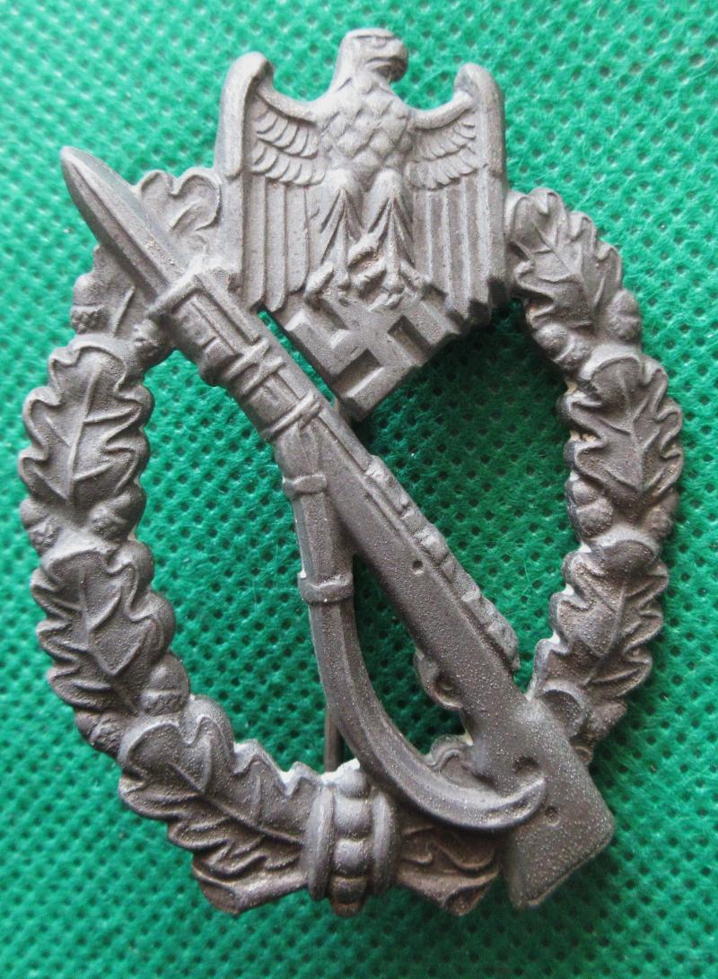 INFANTRY ASSAULT BADGE (Uncommon) maker marked