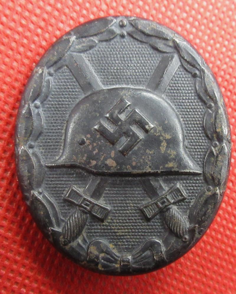 MAKER MARKED BLACK WOUND BADGE